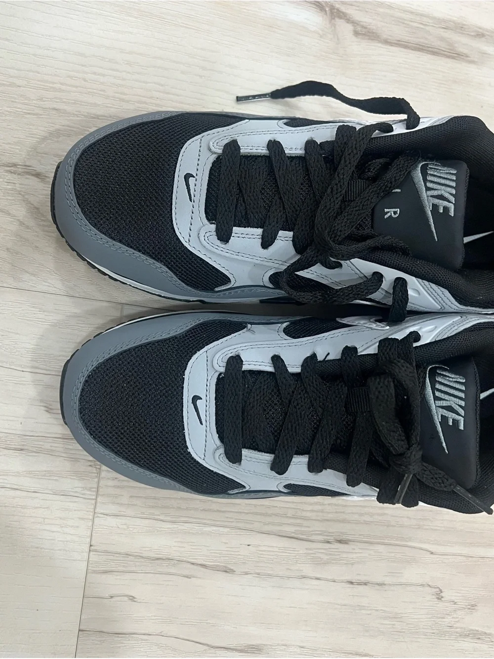 Unisex Nike Men’s Black and Gray Low-Top Sneakers